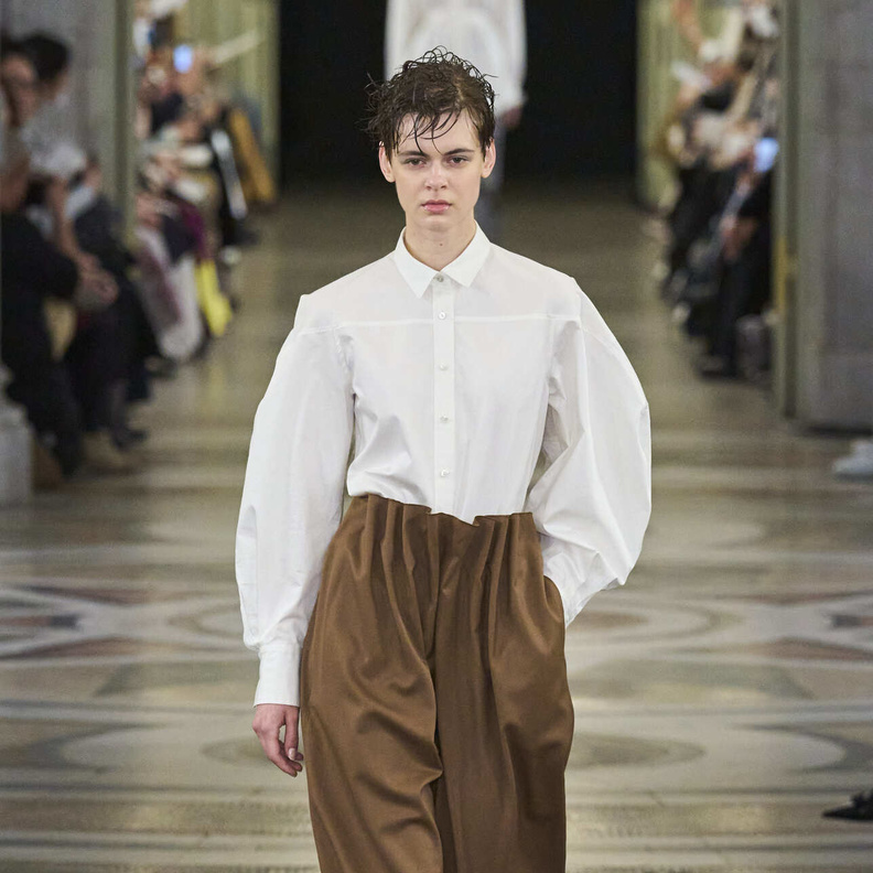 القميص الأبيض الواسع صيحة لا تزول