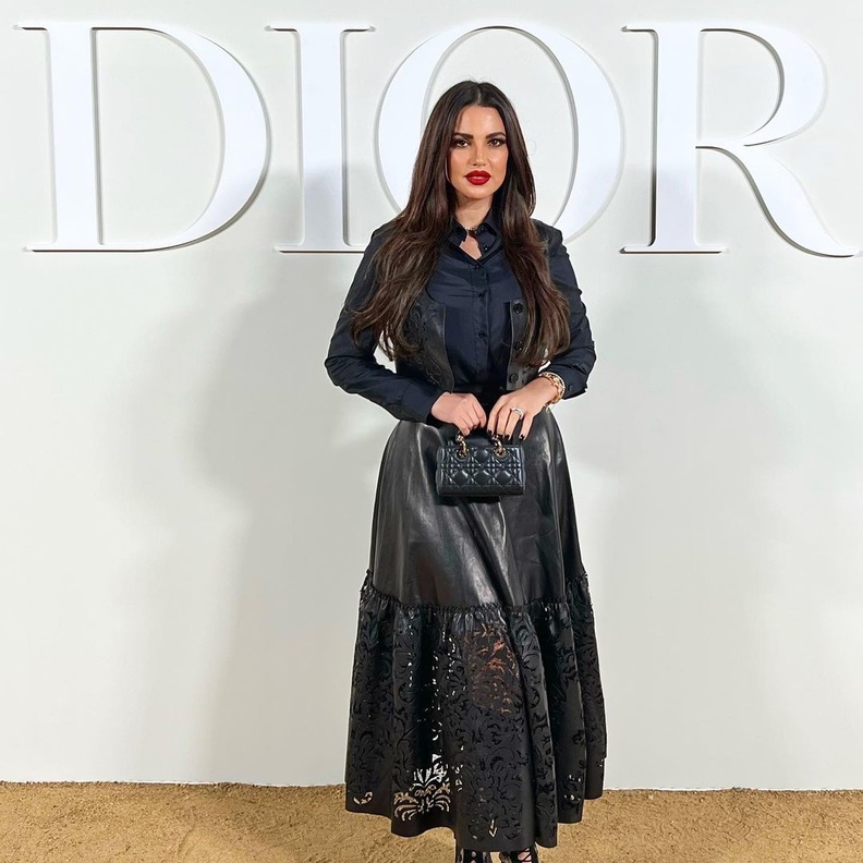 التنورة الجلد الماكسي لإطلالة نجمات الروك