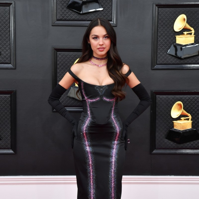 فساتين السهرة المناسبة للشابات يمكنك اختيارها من خزانة أوليفيا رودريغو العصرية.. أزياء تناسب كافة الأذواق