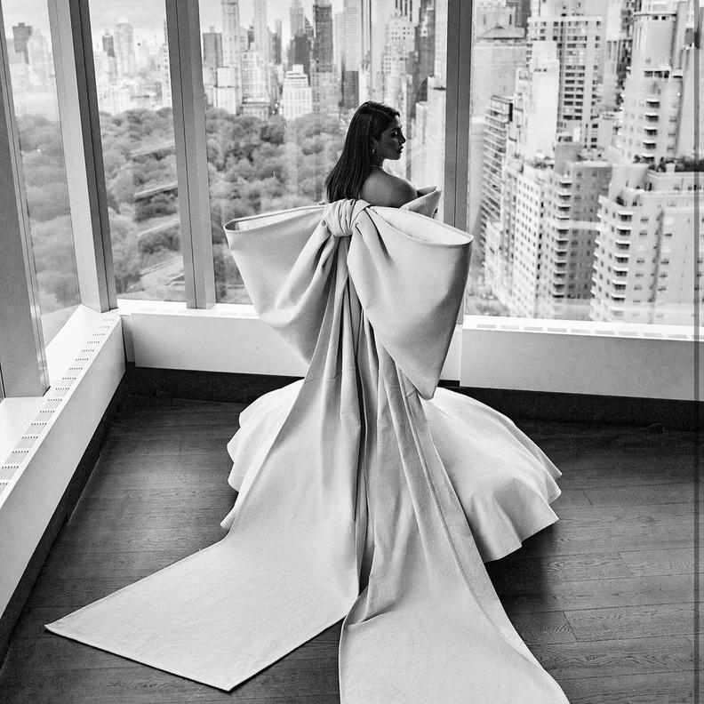 كيف أصبحت منسّقة الأزياء ريبيكا كوربين موراي ضيفة "هي هب" الأكثر تأثيراً على السجادة الحمراء