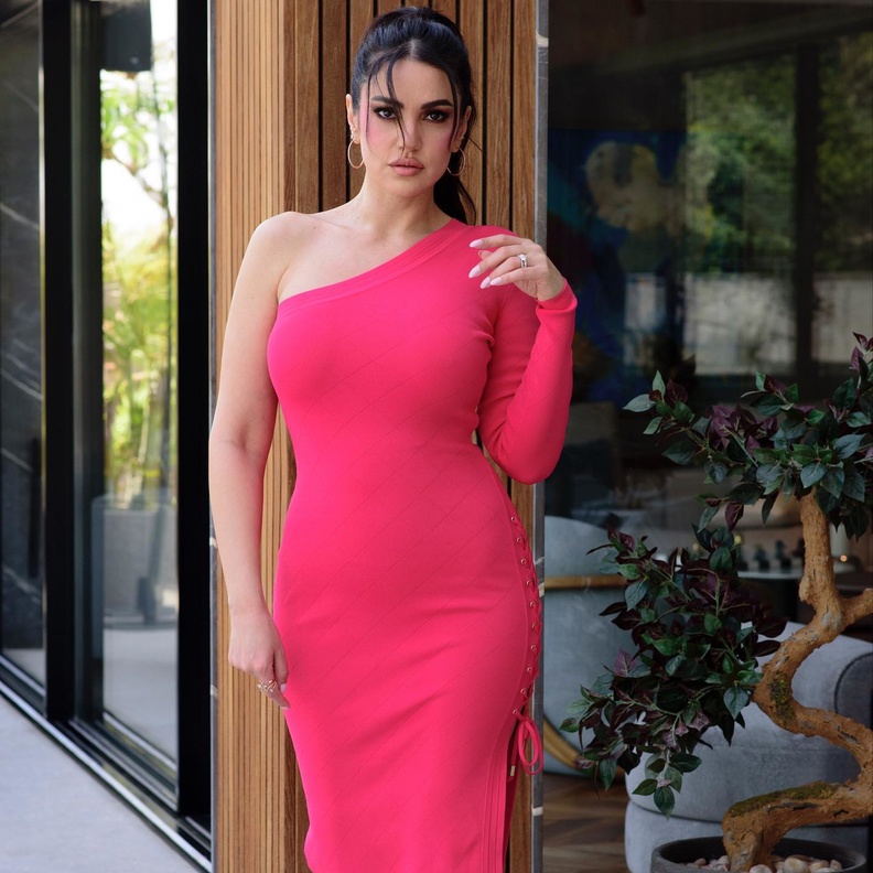 درة النجمة الأكثر دعمًا لمحاربات السرطان بإطلالاتها الوردية.. جولة على أجملها 