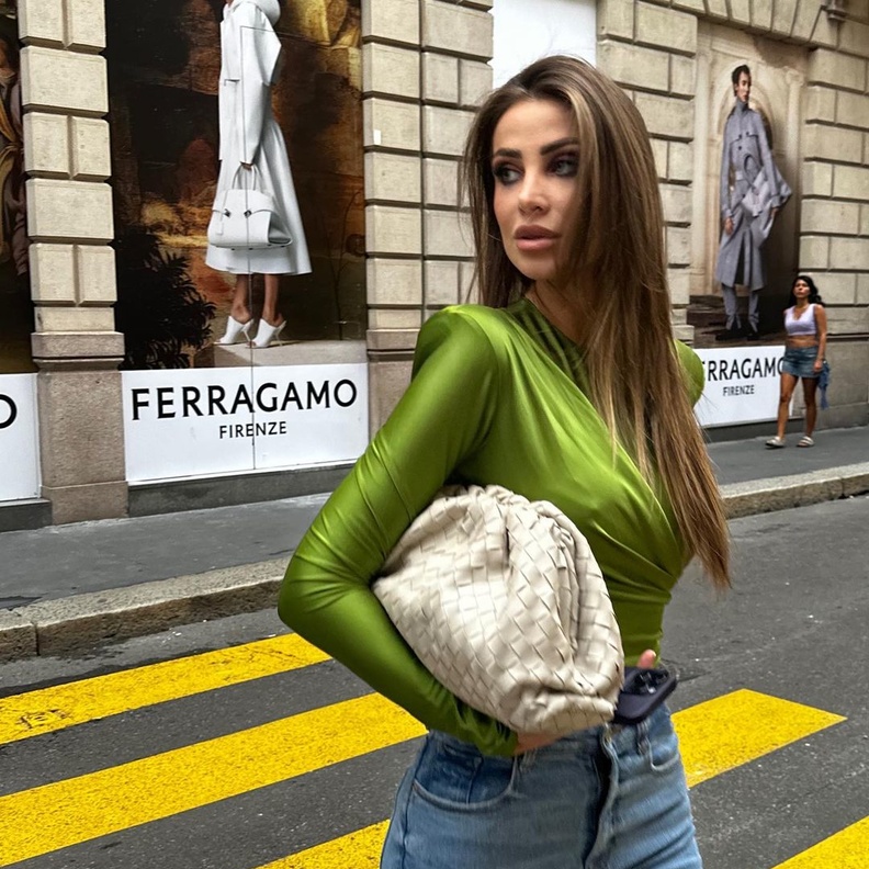 تعلّمي تنسيق سراويل الجينز بأسلوب عصري لموسم الخريف من وحي النجمات.. بالصور