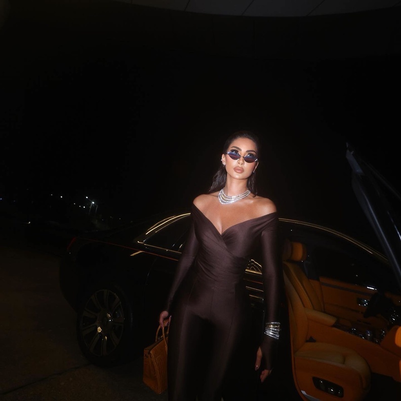 صيحة الأوف شولدر تجذب عاشقات الموضة منذ بداية الخريف فاستلهمي منهن أناقتك