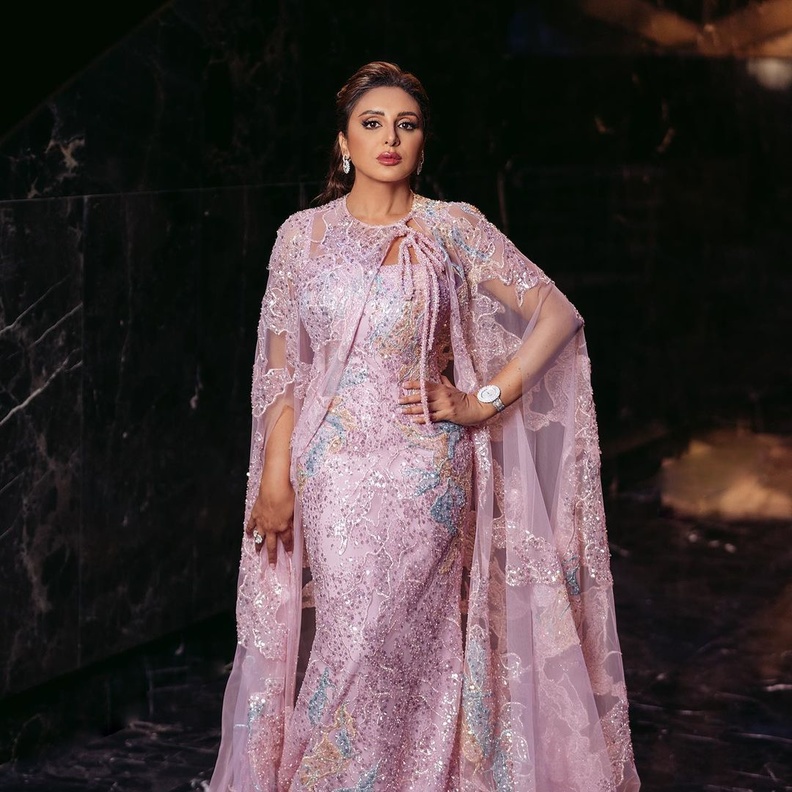 الفساتين البراقة تعود الى واجهة الخريف