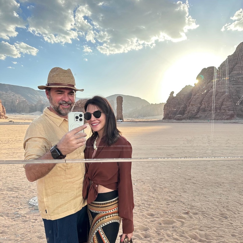 النجم التركي إنجين التان دوزياتان وزوجته يستعرضان رومانسيتهما خلال رحلتهما للسعودية..اكتشفوا أبرز الأماكن التي قاما بزيارتها