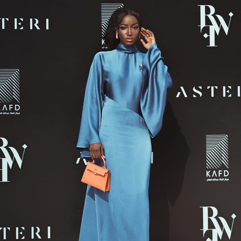 فساتين سهرة بتدرجات الأزرق بالأكمام الطويلة تألقي بها على خطى النجمات ..شاهدي أناقتهن