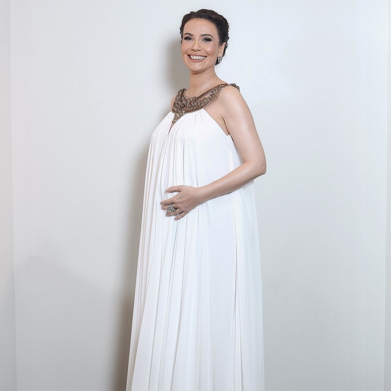 سونغل أودن نجمة مسلسل "نور" تحتفل بحملها الأول بعد 22 عامًا من الانتظار بإطلالات مريحة تلائم المرأة الأربعينية