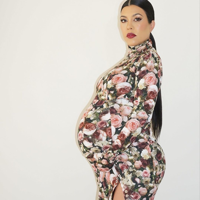 كورتني كارداشيان تعيد إحياء إطلالة متطابقة لشقيقتها كيم خلال فترة حملها ..من الأجمل؟