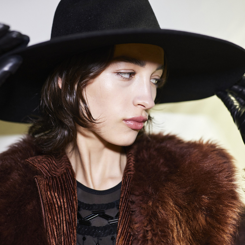 القبعة السوداء تغيّر ستايلك بالكامل