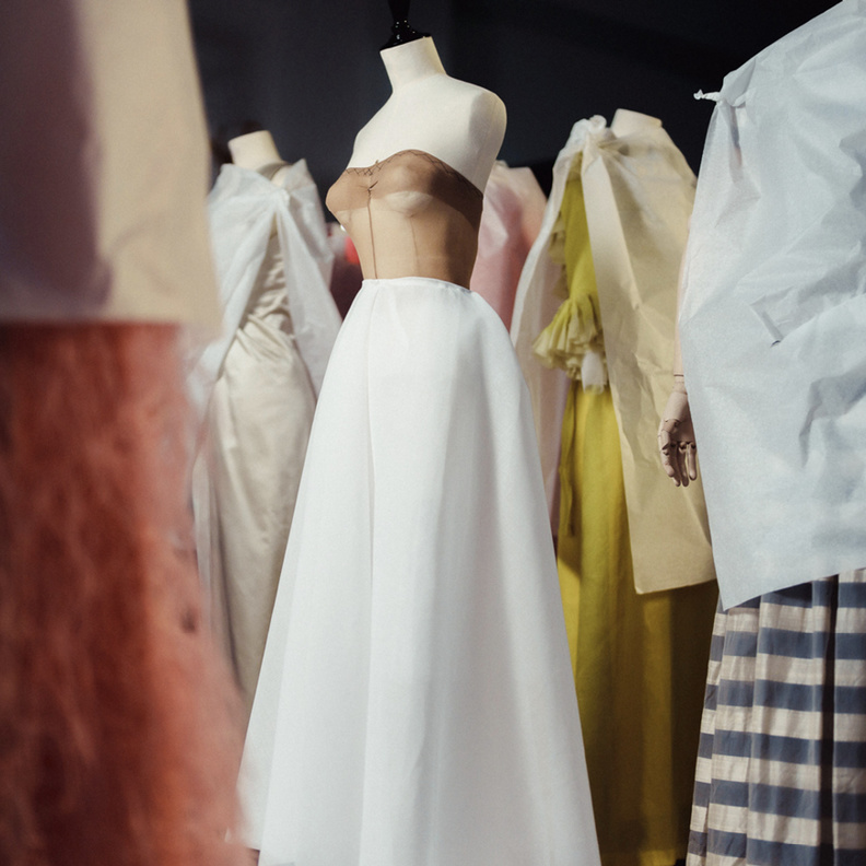 "المرأة التي تقف خلف الفستان"