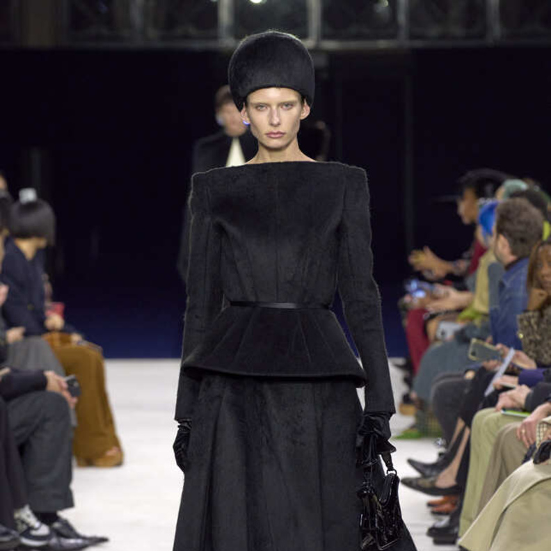 إطلالة من Balmain