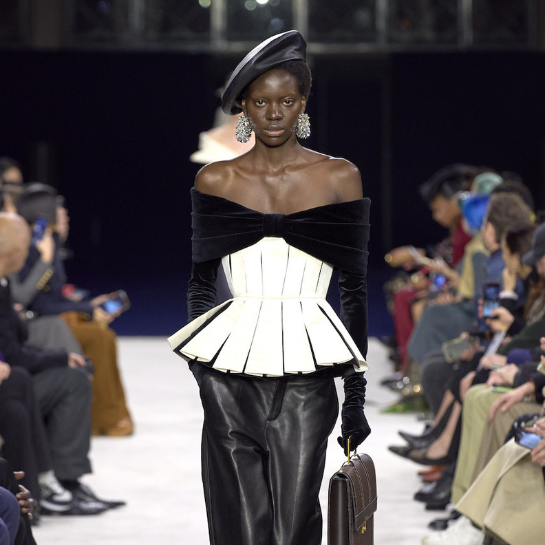 شكل الساعة الرملية مصطلح الموضة الأكثر جاذبية على الإطلاق