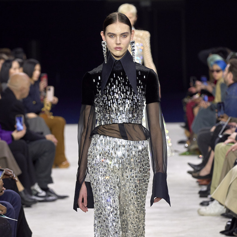 موضة البناطيل البراقة تضيء منصات عروض خريف 2023