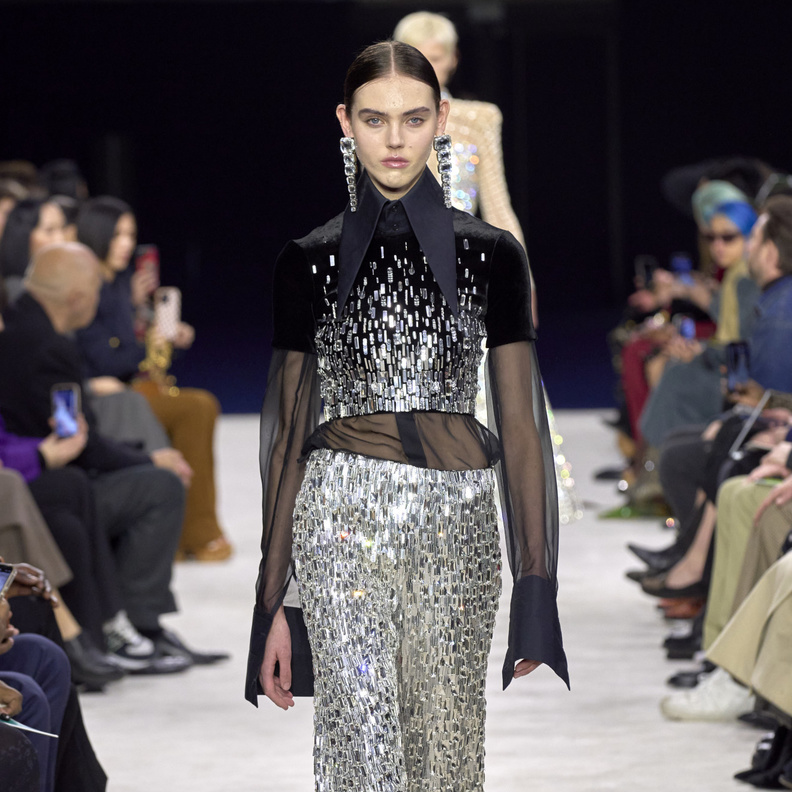 اللون الفضي موضة تليق بالملابس والأكسسوارات 