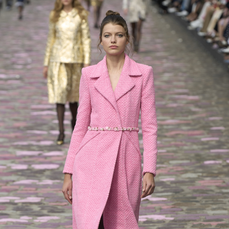 موضة المعاطف الزهرية مفتاح شياكتك هذا الخريف