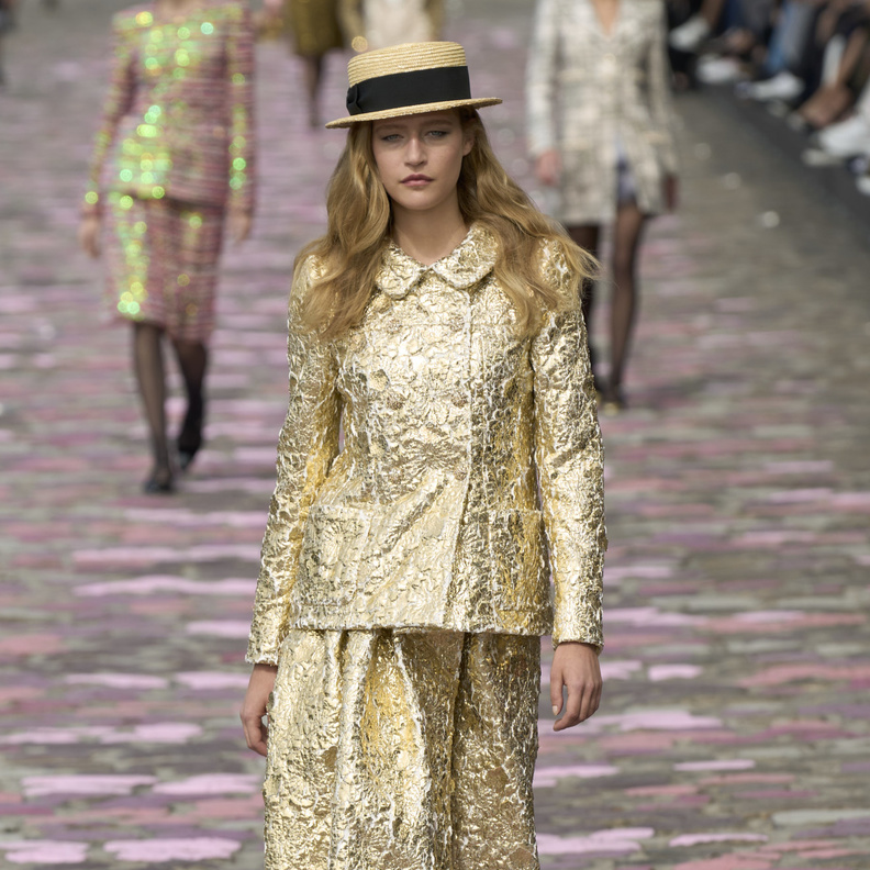 التصاميم الذهبية تجدّد أناقتك في ساعات النهار