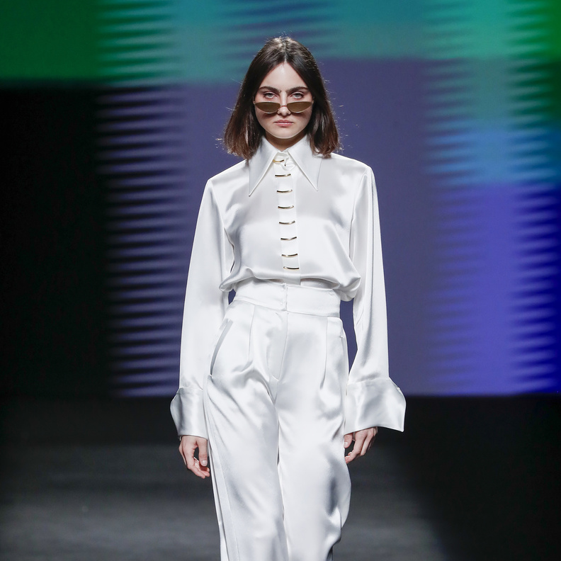 البنطلون الأبيض صيحة تتخطى التقاليد والكلاسيكية