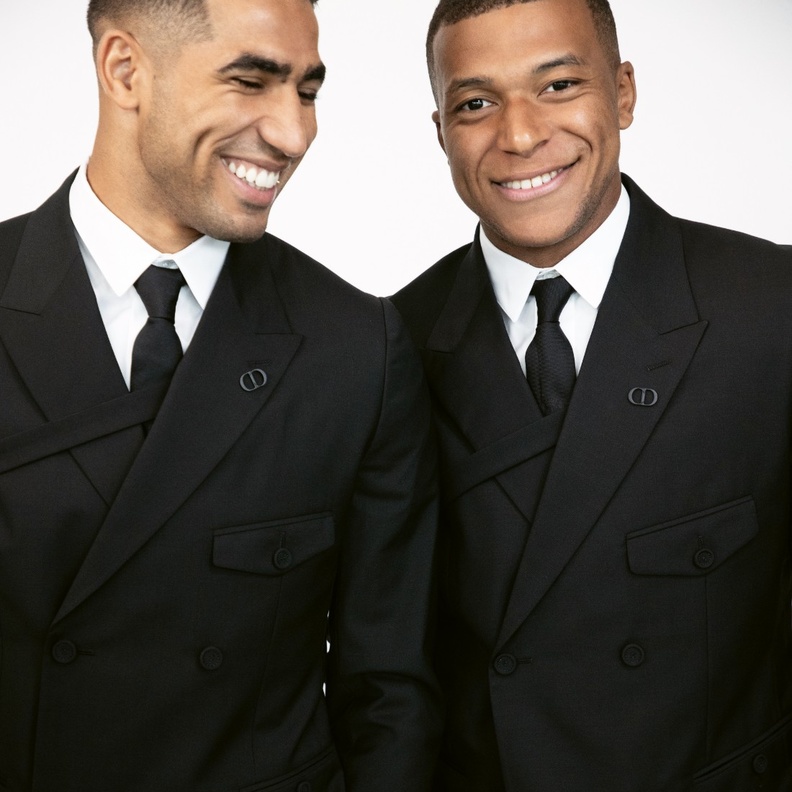 "ديور" Dior تقدّم مجموعة الملابس الرسميّة الجديدة لفريق "باريس سان جيرمان"