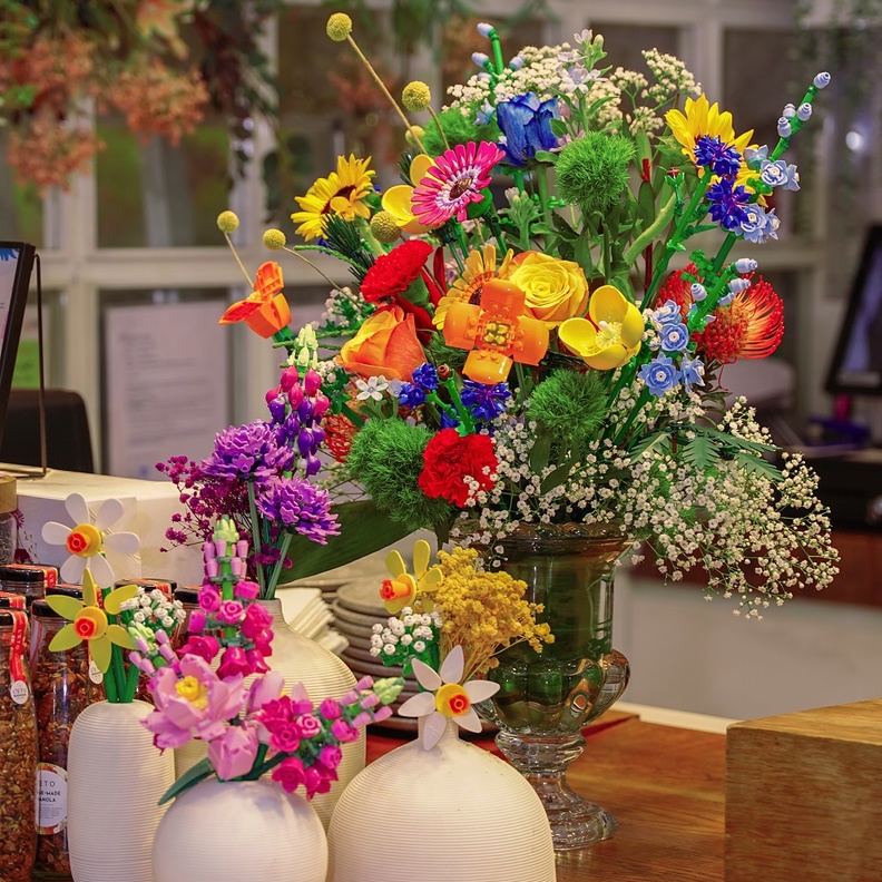 فن جديد من فنون الاسترخاء والسكينة.. زهور LEGO