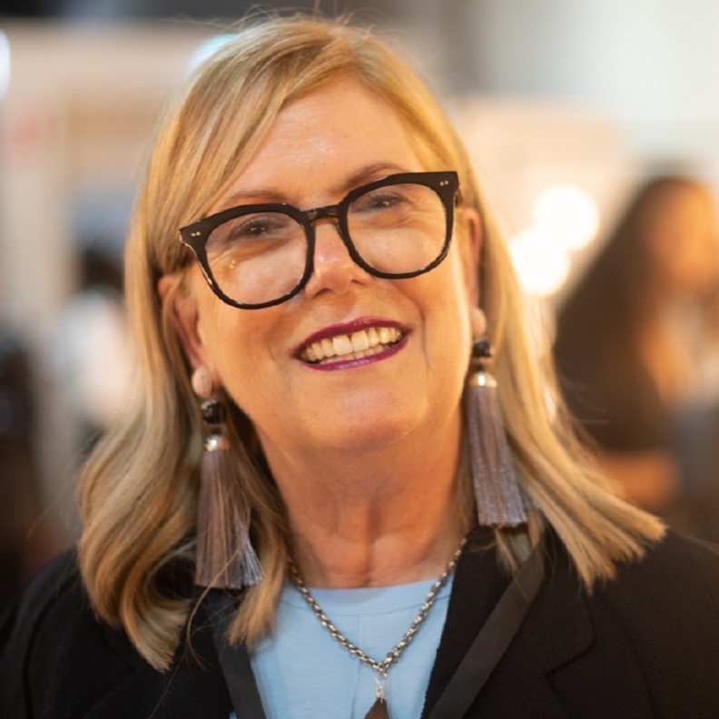 المصممة الاسترالية الرائدة ديني فرانسيسكو تعرض تصاميم علامتها Nglai المستوحاة من ثقافة السكان الأصليين