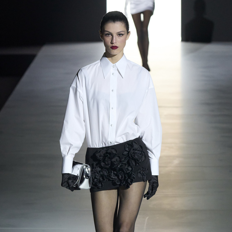 عودة التنانير القصيرة من ثورة الستينات إلى منصات عروض خريف 2023