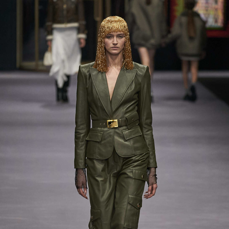 البناطيل الزيتية بتدرجاتها الخريفية الكثير من البساطة