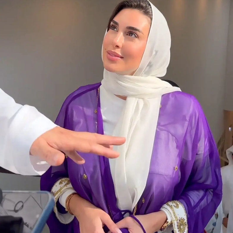 ياسمين صبري تواصل الظهور بالعبايات وطريقة تنسيقها مع الحجاب تلهم الفتيات..شاهدي