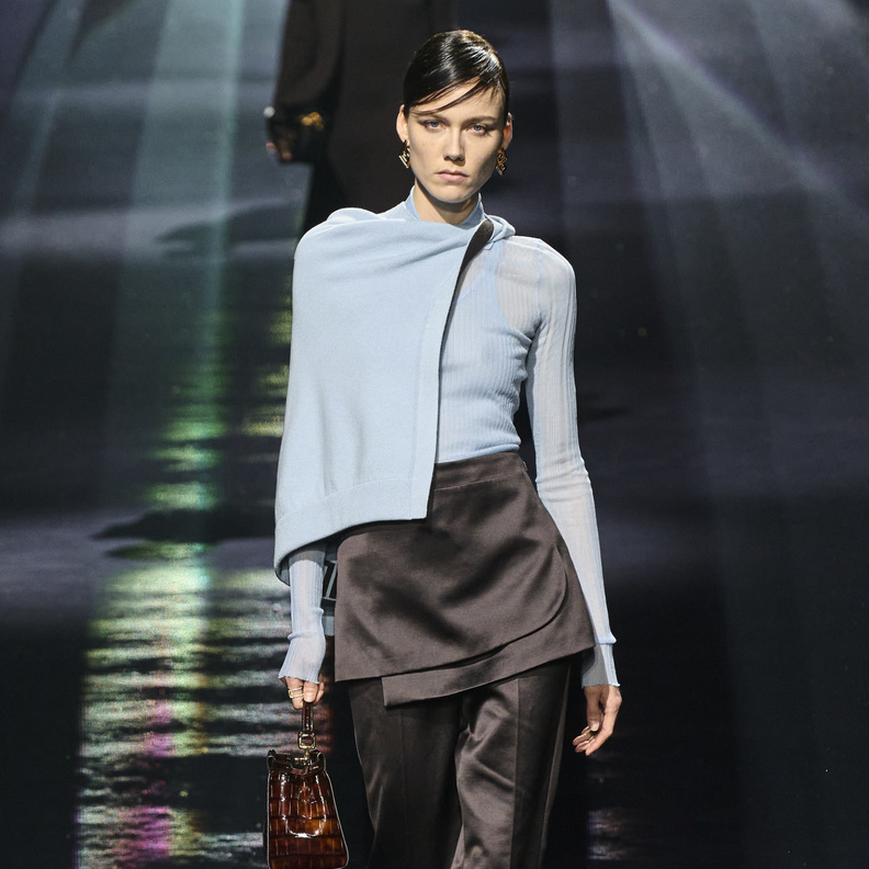 إرتداء التنانير فوق السراويل تعود من جديد بأزياء 2024