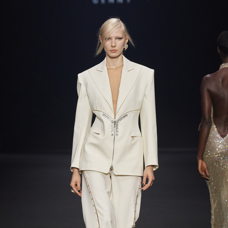 موضة البدلات الرسمية البيضاء قصات ملفتة في الخريف