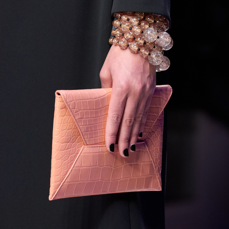 حقائب يد زهرية دعماً لحملات التوعية من سرطان الثدي