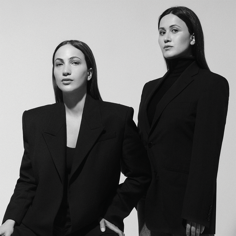 MACH & MACH حيث التفاصيل الكريستالية والصور الظلية الأنثوية