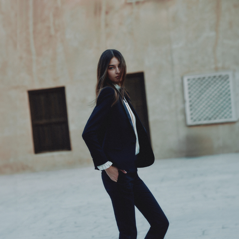 جلسة تصويرية خاصة بـ"هي" مع دار سيلين بعنوان "كلاسيكيات خالدة"