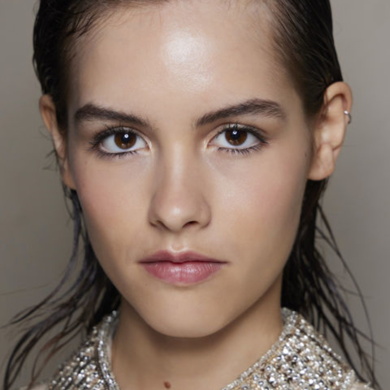 كيف تتعاملين مع المسامات الواسعة للبشرة وأهم العلاجات الفعالة