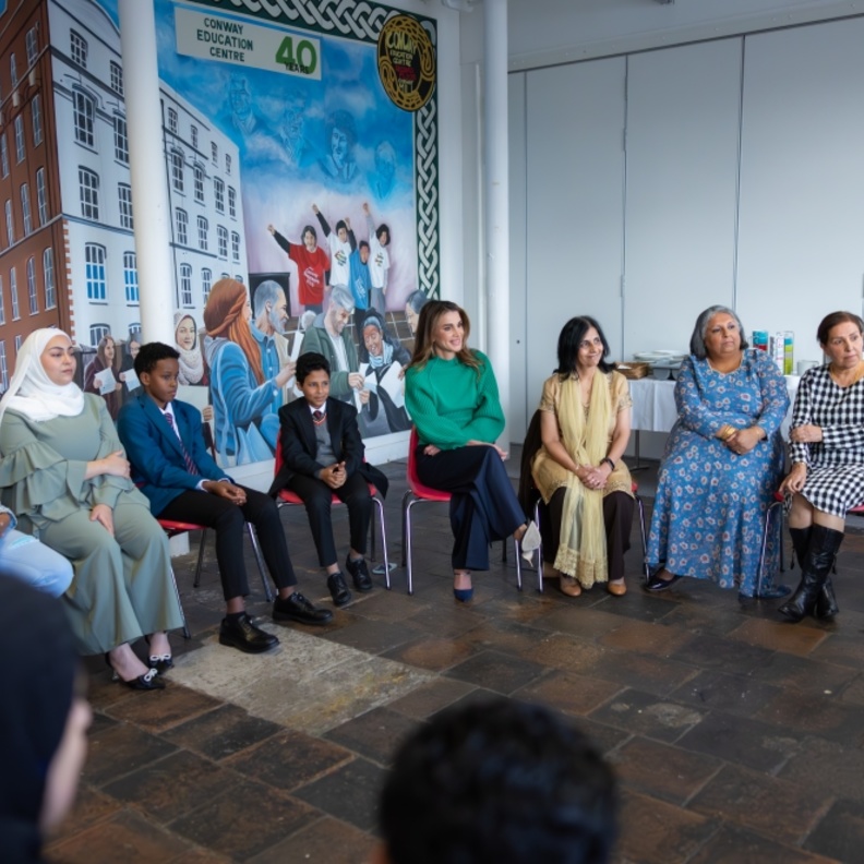 الملكة رانيا العبدالله تطلع على برامج مركز كونوي لتعليم اللاجئين في بلفاست