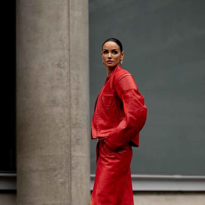 الأحمر رفيق كل المواسم