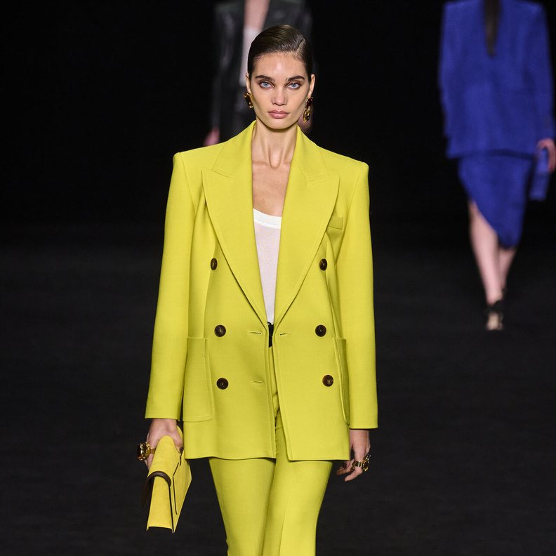 صيحات البدلات الملونة لإطلالة أنثوية ومواكبة للموضة