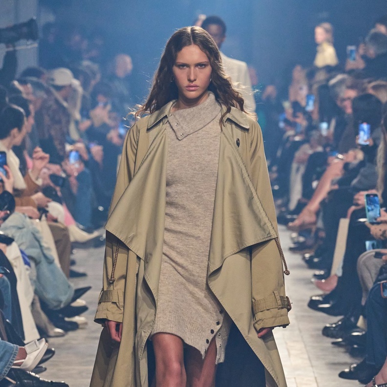 موديلات فساتين بياقة عالية هي الأكثر رواجاً لخريف 2023