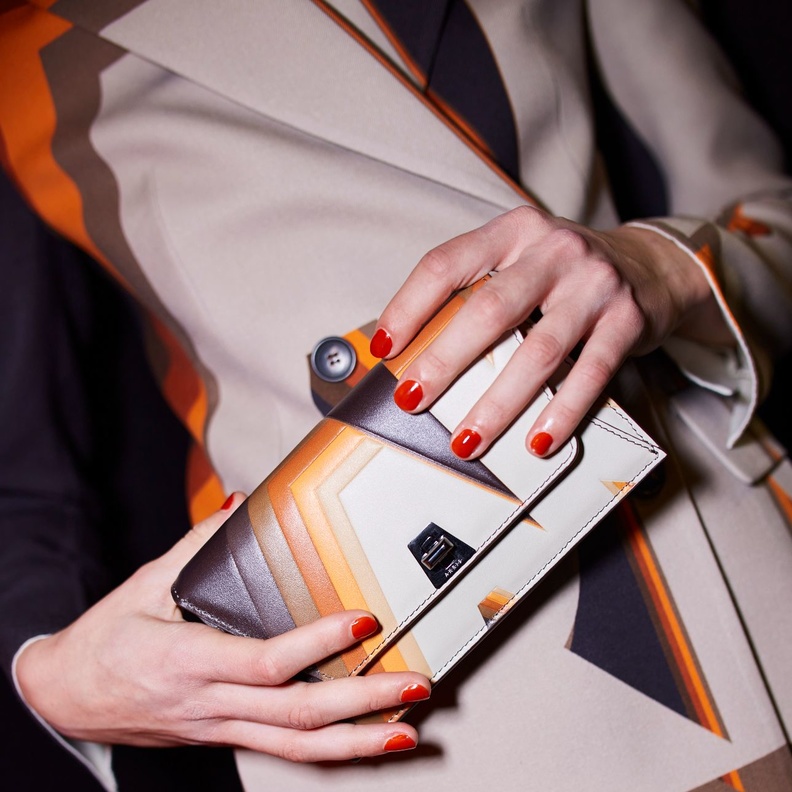 حقائب تحمل باليد تجمع البساطة والأناقة.. .كوني على الموضة واختاريها!