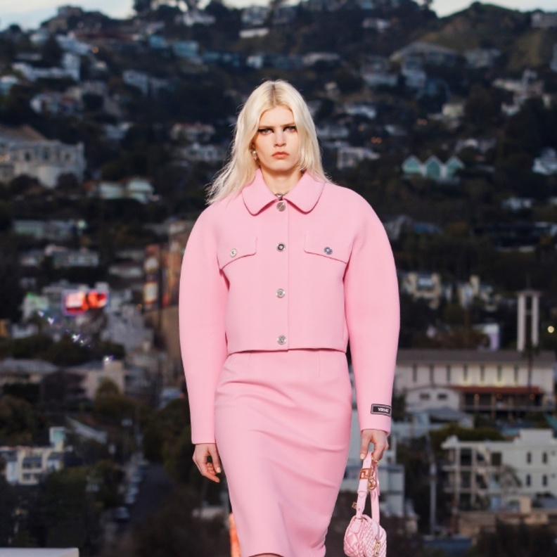 في شهر أوكتوبر شاركي بحملات التوعية من سرطان الثدي واختاري إطلالات باللون الزهري 