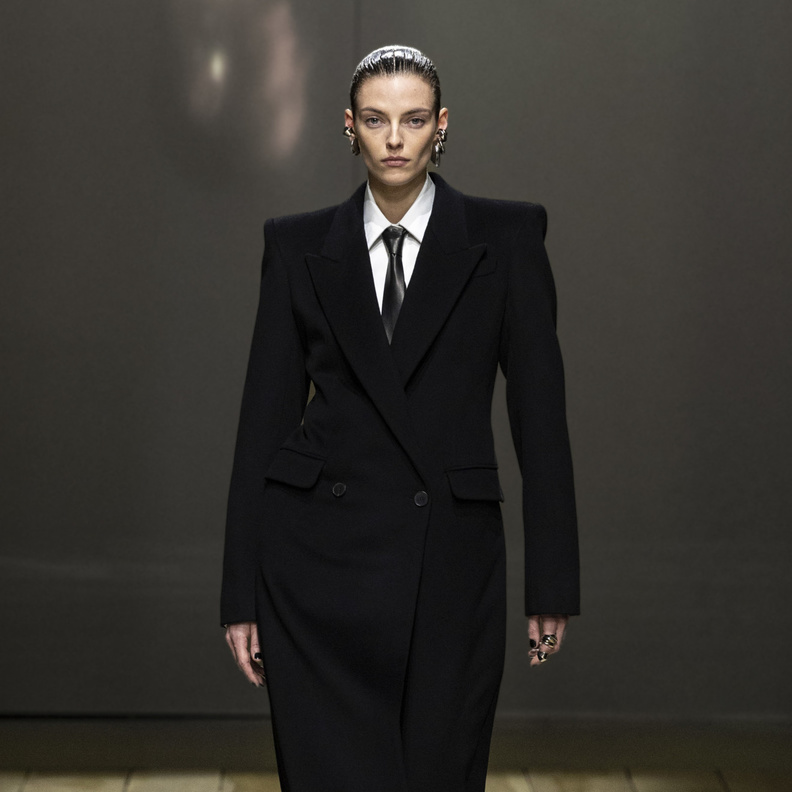 موديلات معاطف باللون الأسود من ماركات عالمية