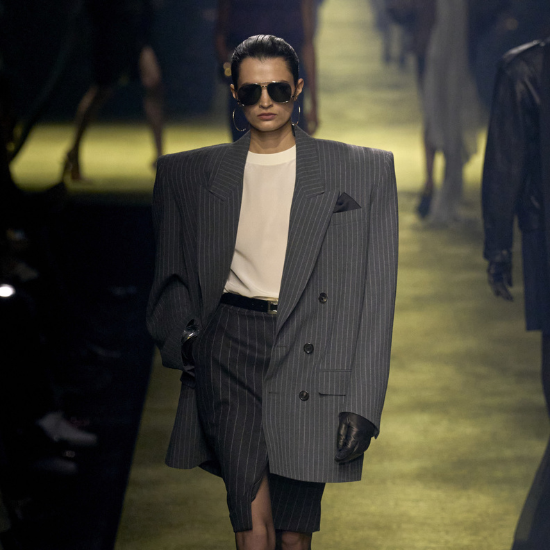 الأكتاف العريضة لم تعد صيحة من الماضي..هذه أبرز موديلاتها في تصاميم خريف 2023