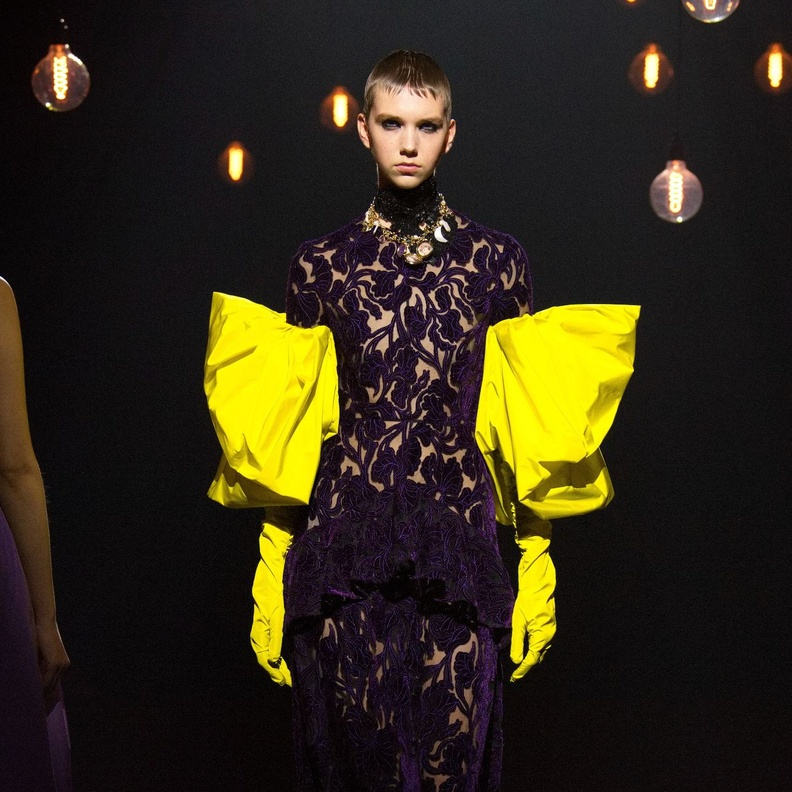 حان الموعد لتنقلي إطلالتك إلى عالم آخر هذه المرة مع الألوان المتناقضة!