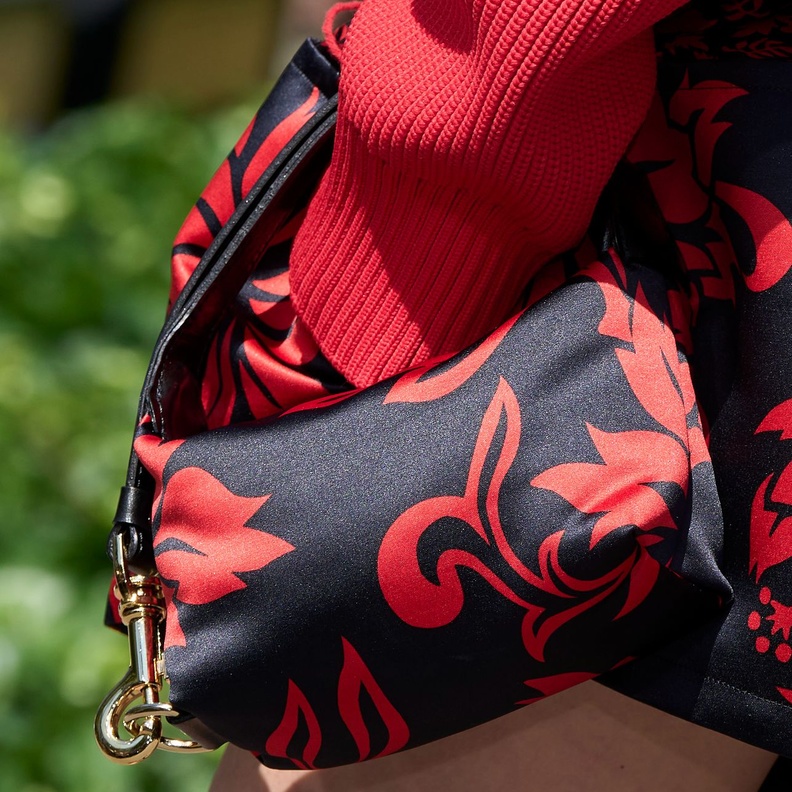 عززي إطلالتك في كل المناسبات بحقائب يد ساتان ملونة وعلى الموضة!