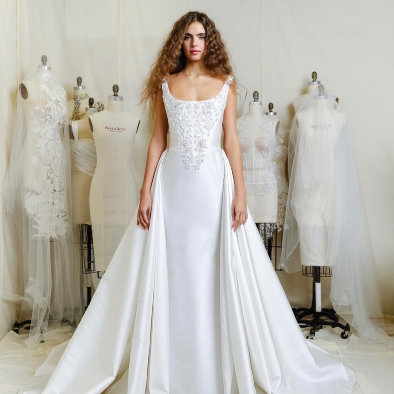 فساتين عروس 2024 مختلفة كليا وهذه أبرز الصيحات من اسبوع الموضة العرائسي في نيويورك