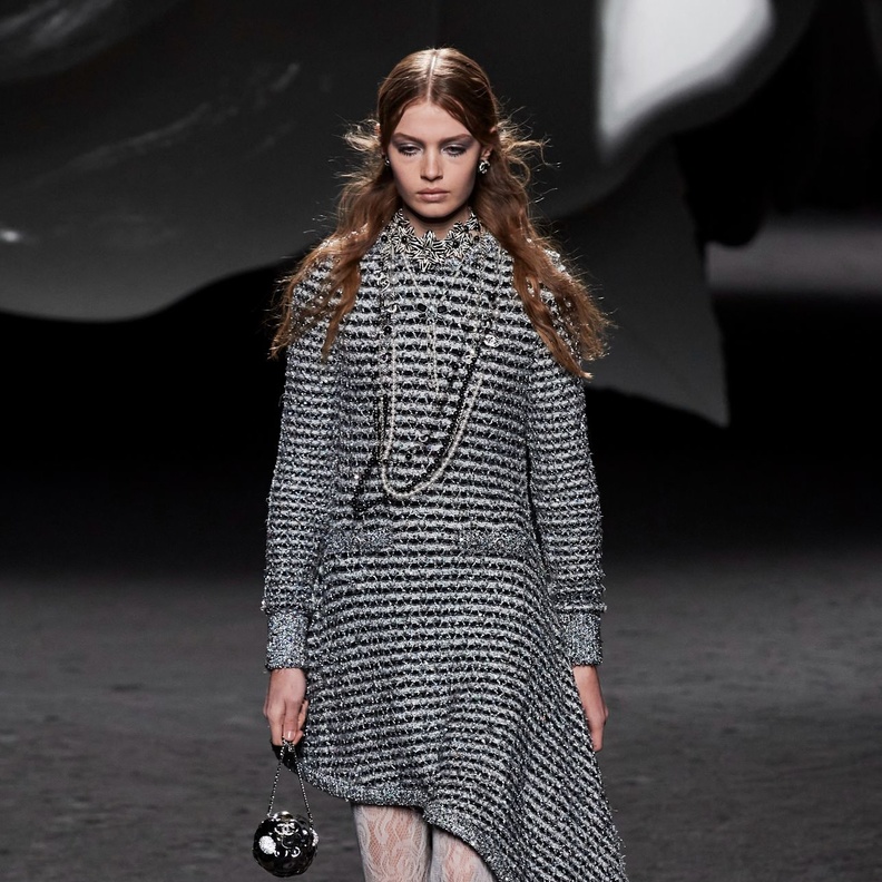 دعي فساتين الصوف تكشف عن أناقتك وتميزك في موسم خريف 2023