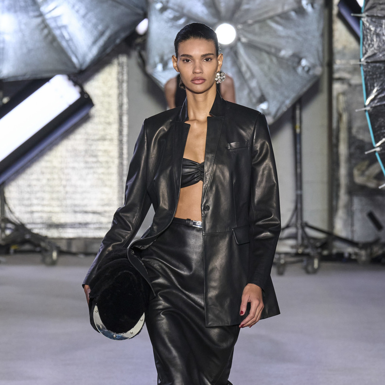 تنسيق الجلد مع الجلد صيحة جريئة لكنها الأقوى في خريف 2023