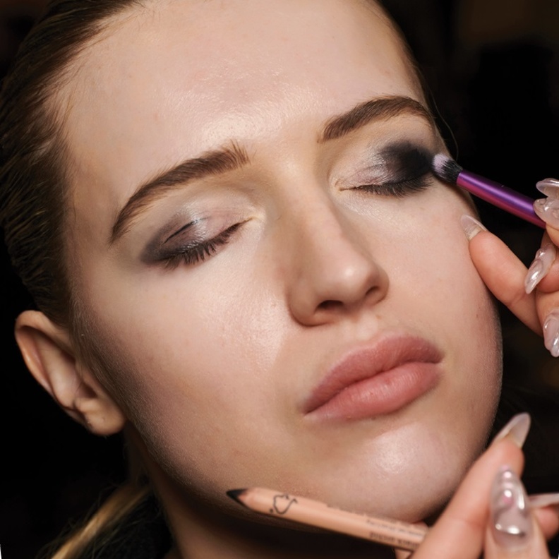 جددي حقيبة مكياجك لهذا الموسم مع أجدد المستحضرات لإطلالة عصرية متألقة