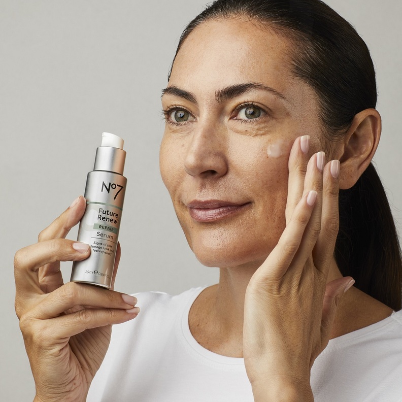 بووتس الشرق الأوسط تطلق مجموعة منتجات العناية بالبشرة فيوتشير رينيو ™NO7 في الإمارات 