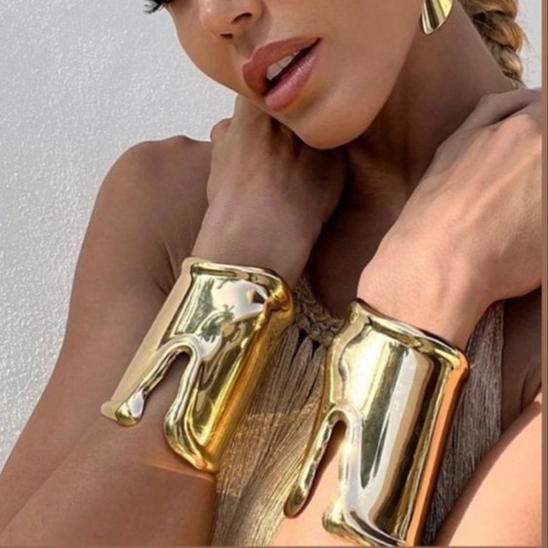 واكبي موضة شتاء 2024 مع إطلالة مجوهرات المونوكروممن الذهب الأصفر