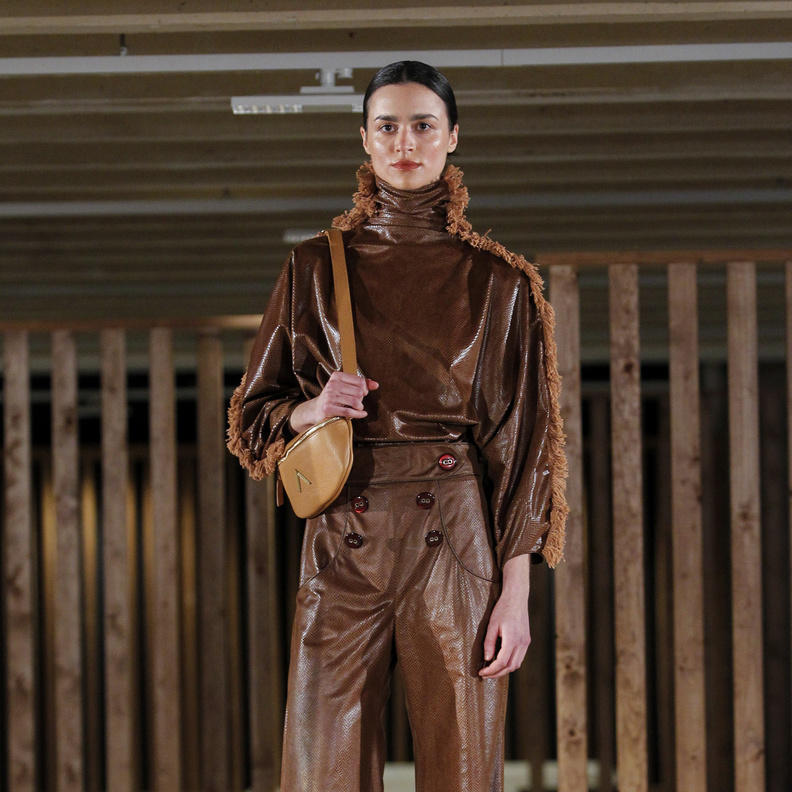 صيحة البناطيل الجلدية بتدرجاتها الترابية في الخريف